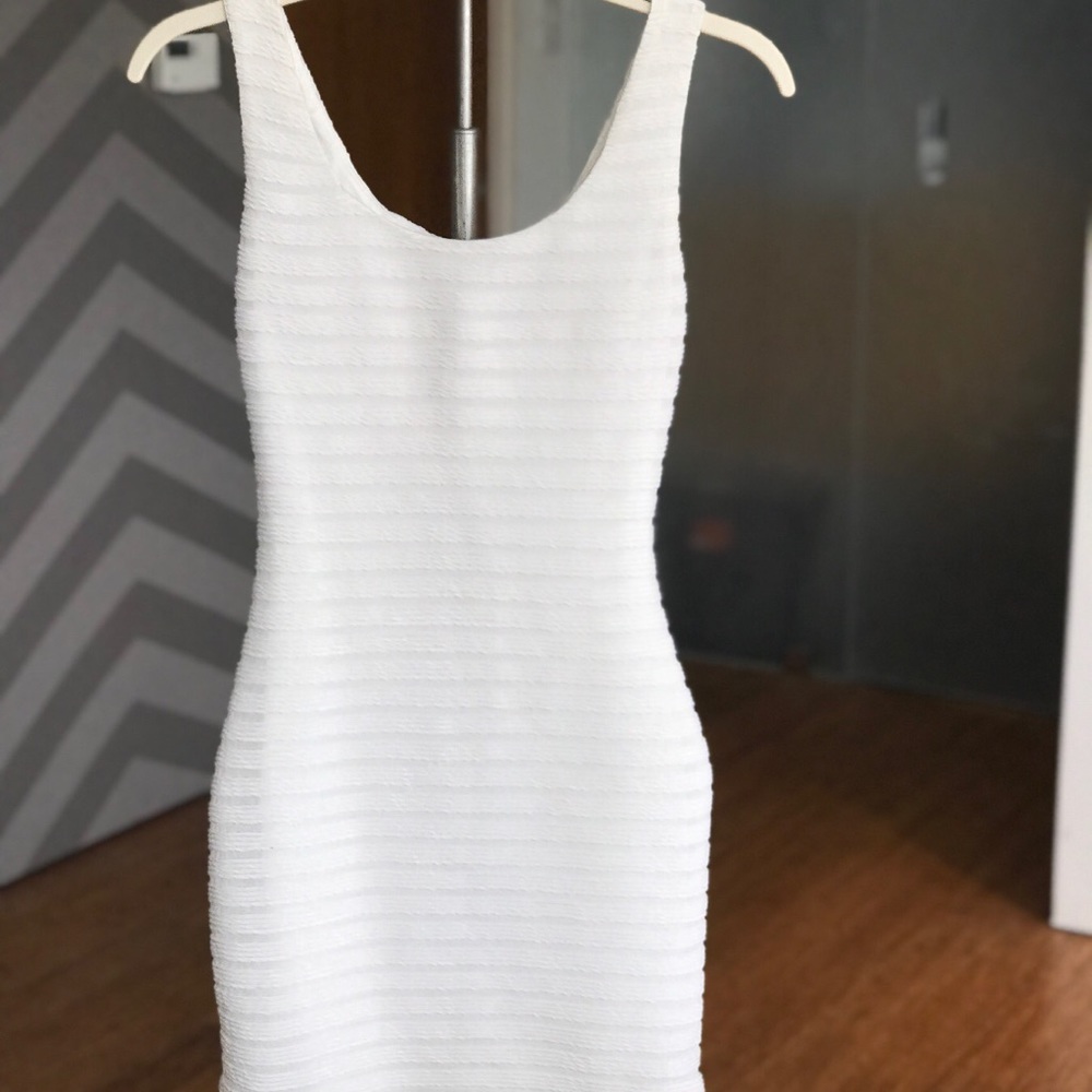 White fitted Sleeveless Dress
